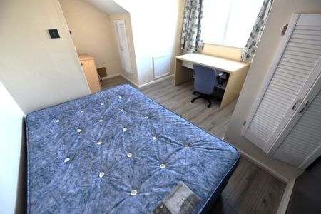 3 bedroom Flat in Brudenell Mount, Leeds - Photo 4