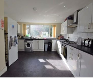 6 Bed - 3 Moor Park Drive, Headingley, Leeds - LS6 4BX - Student - Photo 3