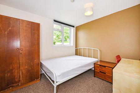 6 bedroom semi-detached house to rent - Photo 3