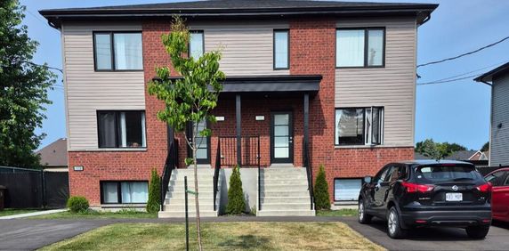 logement 5 1/2 sur deux étages avec cour arrière gazonné à Sainte-Madeleine - Photo 2