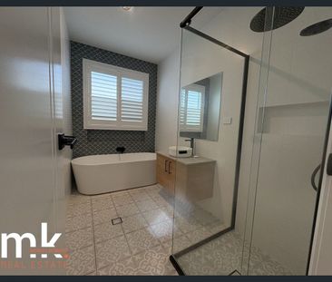 Sparkling Inground Pool & Spa - Big 31sq family home on an 800m block - Photo 3