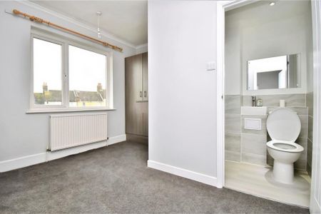 1 bedroom in a house share to rent - Photo 2