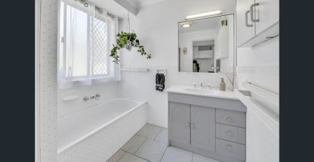 Light-Filled Duplex in Prime Coastal Location - Photo 3