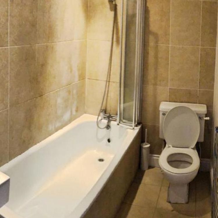 Ocean Letting & Management are pleased to offer this fantastic three bedroom top floor flat on the sought after Cambridge Park in the heart of Redland. Just a stones throw from the Durdham Downs and Whiteladies Road this is in a prime location. The flat comprises of three bedrooms, two bathrooms, lounge and kitchen. Additional benefits include allocated parking. This would be perfect for professional sharers or a couple. - Photo 1