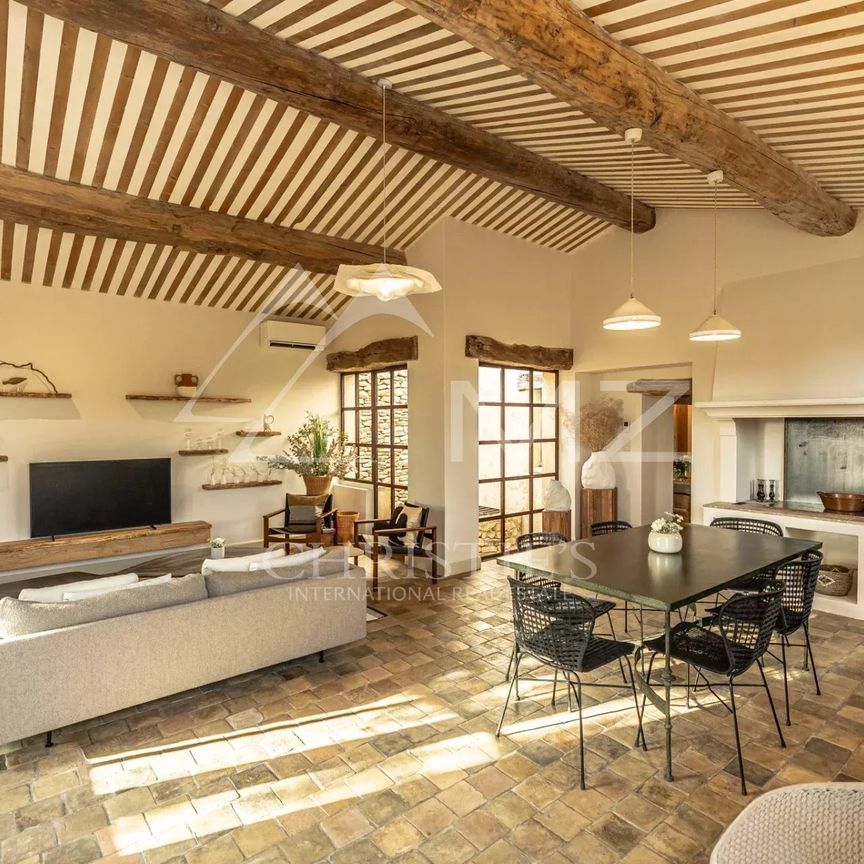 Mas provençal avec vue exceptionnelle sur le village de Gordes - Photo 1