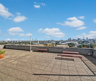 Sunny and Bright Parkside Studio in a Prized Lifestyle Hub - Photo 5
