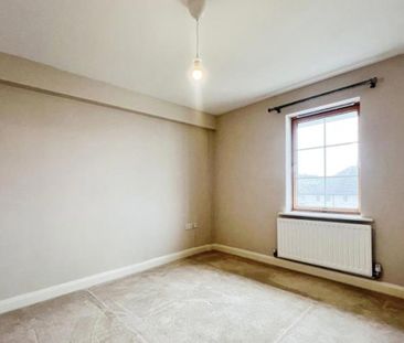 Three large bedrooms, an ensuite, a balcony with superb seventh flo... - Photo 2