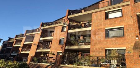 Generous top floor apartment with balcony - Photo 5