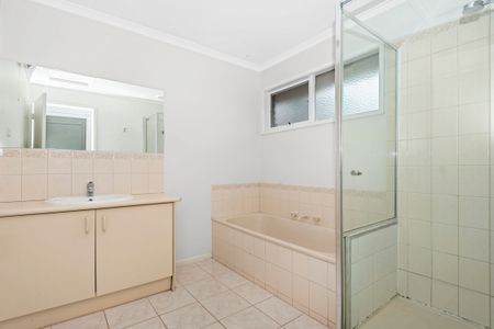 Four-bedroom property in Carrum Downs - Photo 2