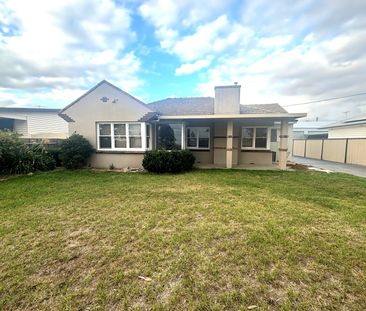 THREE BEDROOM FAMILY HOME - Photo 3