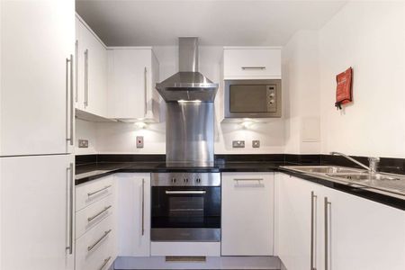 Luxury two double bedroom apartment, spacious lounge, modern kitchen, two bathrooms, Balcony, Canning Town Station (0.2 mi), close to all amenities. 24 hour concierge and lift access. - Photo 5