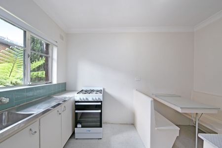 Bright & Well presented Unit in the Heart of Epping - Photo 5