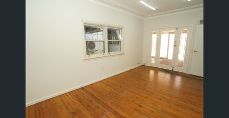 House behind the shop - Photo 4