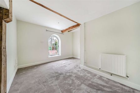 An immaculately presented converted Coach House close to Hawkhurst village - Photo 4