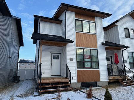 Modern 3 Bed, 2.5 Bath Townhouse in Sylvan Lake - Photo 3
