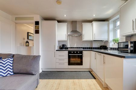 Cedar Court, St Albans, AL4 0DL - Photo 2