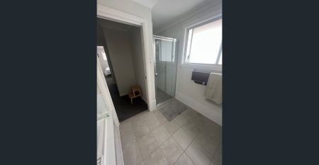 Three-bedroom house - air con to main bedroom / lounge room, private courtyard - single lock up garage!! - Photo 3