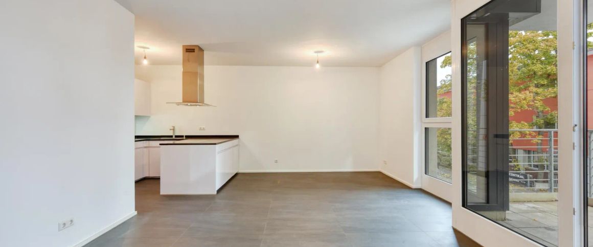 +++ mitten drin & trotzdem ruhig - 1.OG - zwei Balkone - gehoben & renoviert - Fliesen mit FB-Hzg. - inkl. Duplex & EBK +++ - Foto 1