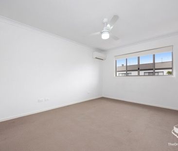 Modern 3 Bedroom Townhouse Available From 01/12/2025 - Photo 6