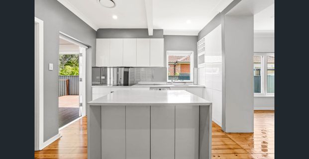 Spacious Family Home with 2 Bathrooms, Parking & Great Outdoor Living - Photo 1