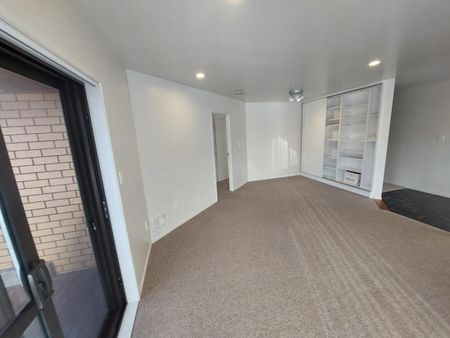 Pet Friendly Epsom Family Home - Photo 4