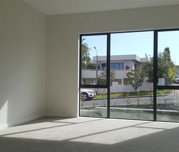 5 bed+4.5 bath NEWLY BUILT sunny family home - Photo 2