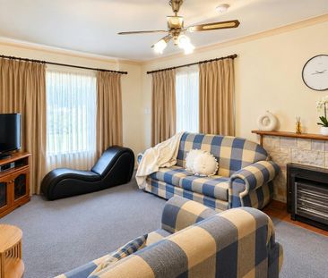Spacious Furnished Family Home in the Heart of Victor Harbor - Photo 1