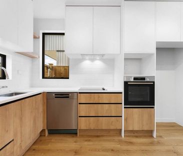 Modern 3-Bedroom Home in heart of Westgate - Photo 3