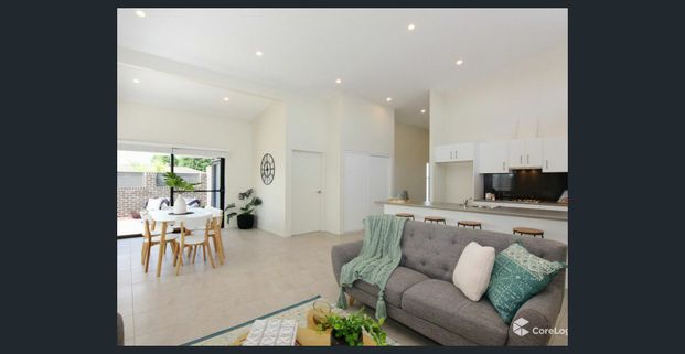 Modern 3 Bedroom Home - Photo 1