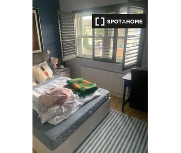 Bright room to rent in 3-bedroom house in Clondalkin, Dublin - Photo 4