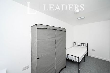 1 bedroom in a house share to rent - Photo 2