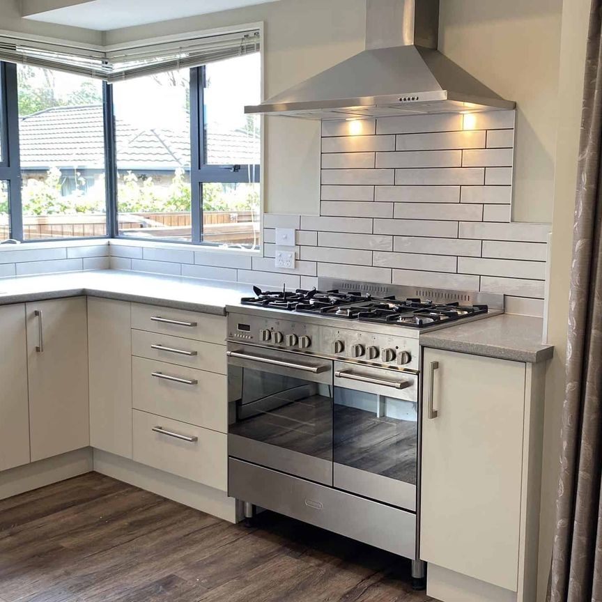 Three bedroom townhouse close to the inner city! - Photo 1