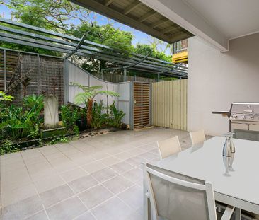 Modern Townhouse Living in Toowong - Photo 5