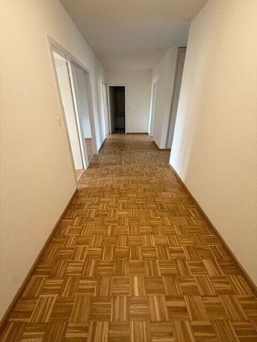 Perfect family apartment in the village center of Reinach - Photo 2