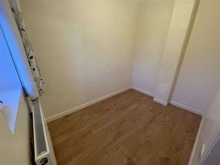 Bedroom House With Garden And Own Driveway - Edgware, HA8 - Photo 5