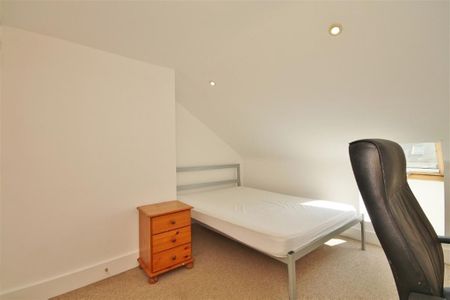5 bedroom end of terrace house to rent - Photo 2