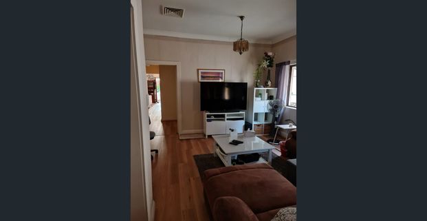 Furnished Room in Quiet Family Home near UNSW - Photo 1