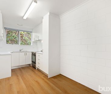 Renovated, Spacious 2 Bedroom Apartment! - Photo 2