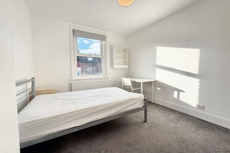 1 bedroom in a house share to rent - Photo 4