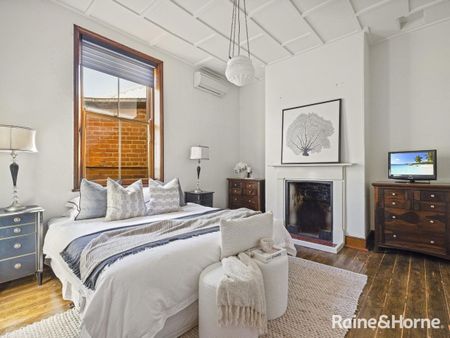 FULLY FURNISHED 2 BEDROOM TOWNHOUSE IN CBD - GAS & WATER INCLUDED - TENANTS TO PAY FOR ELECTRICITY ONLY- Available 21.11.2025!! - Photo 3