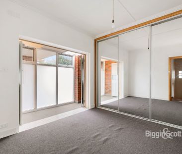 TOWNHOUSE LIVING IN THE HEART OF RICHMOND! - Photo 2