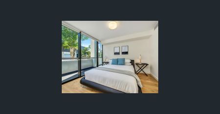 Large fully furnished dual level three bedroom apartment for rent!! - Photo 5