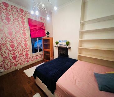 Room in a Shared House, With Garden And Jacuzzi, SW18 - Photo 1