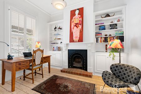 CHARMING SPLIT LEVEL HOME. - Photo 4