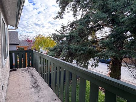 Central – 3 bed, 2 bath top floor unit in four-plex - Photo 5