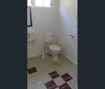 Sandgate beach flat - Photo 3