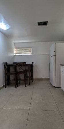 A single house with 1 bed 1 bath at the rear floor - Photo 1