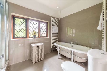 A substantial family home set in a stunning location. - Photo 5