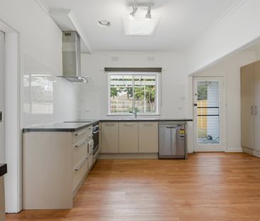 Charming Three-Bedroom Family Home in a Quiet Cul-de-Sac - Photo 2