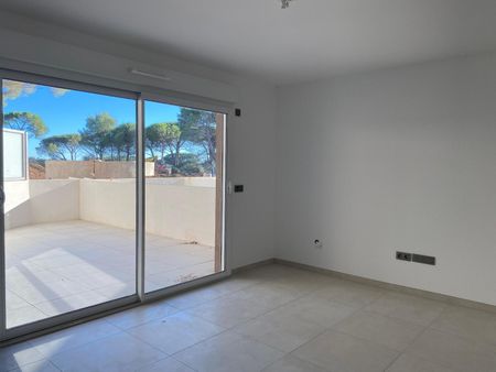 Location Appartement 1 pièce 37m² FREJUS 83600 - Photo 2